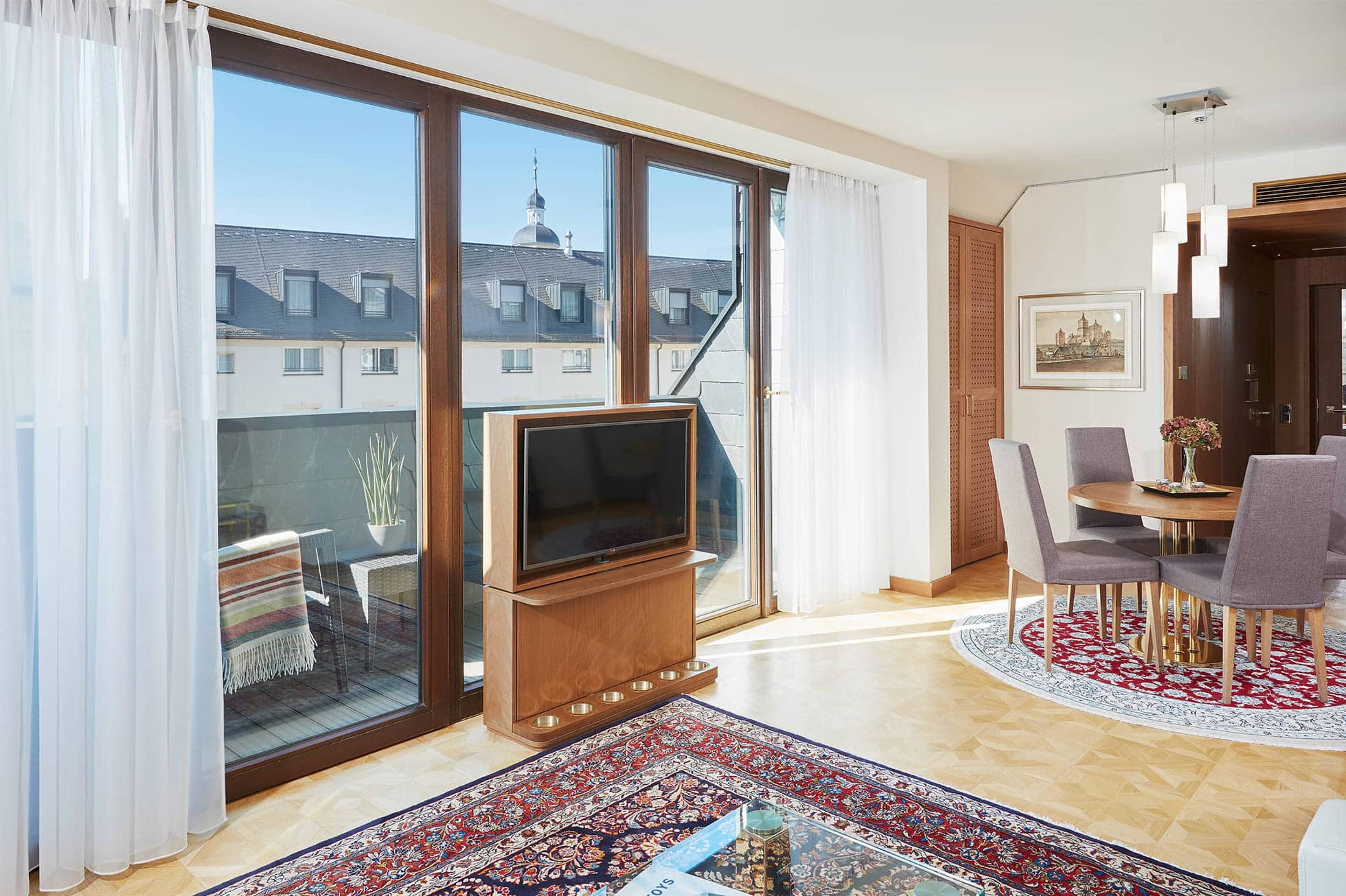 csm_living-hotel-de-medici-duesseldorf-turm-suite-livingroom_649916c53d.jpg