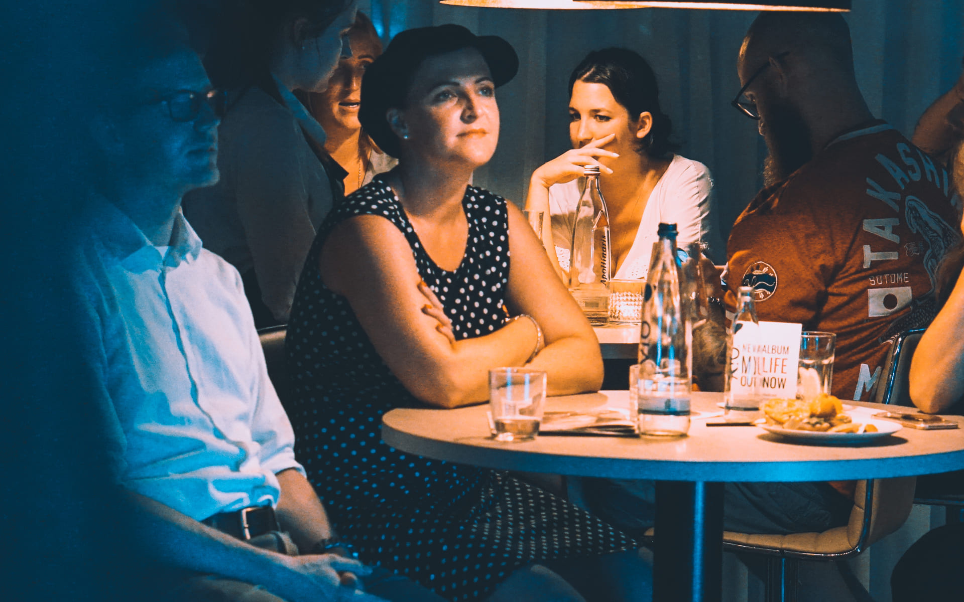 nachdenkende Menschen am Tisch im Living Room