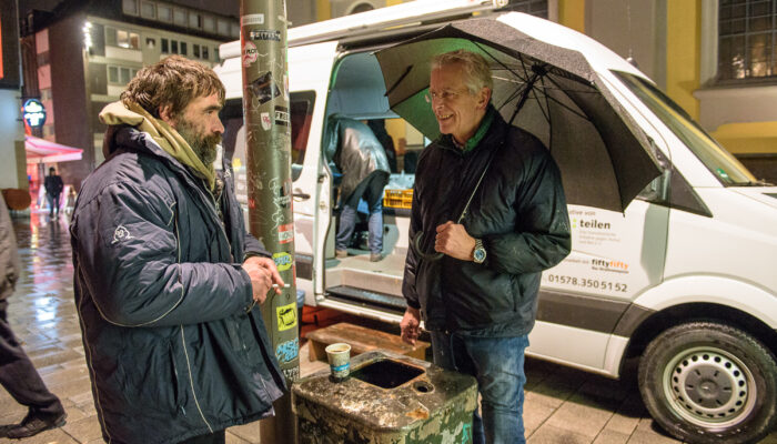 Alexander Niesel (45, links ), Wohnungssuchender. Der Gutenachtbus ist eine Hilfsinitiative für Obdachlose. Am Abend steht der Bus am Kommödchen in der Düsseldorfer Altstadt. Hilfebedürftige können warmes Essen, Getränke und Kleidung bekommen. Foto: Uwe Schaffmeister