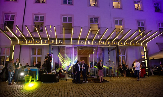 living-hotel-de-medici-duesseldorf-courtyard-concert-alle-farben