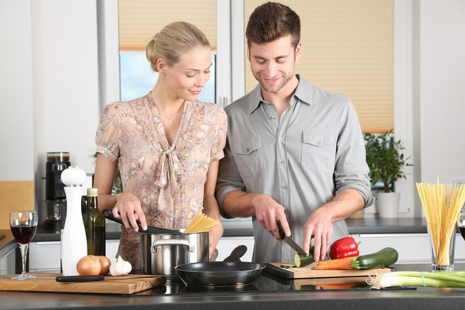 Frau und Mann beim kochen